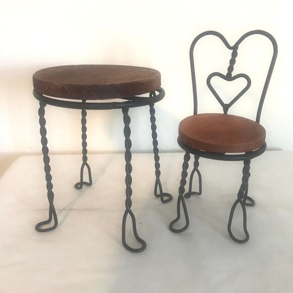 Dollhouse Miniature Wood Twisted Wrought Iron Round Table & Chair - Heart Retro - Picture 1 of 5